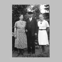 028-0093 Albert Schubert, Ehefrau Anna, geb. Buntrock und Tochter Hildegard 1943 im Blumengarten..jpg
